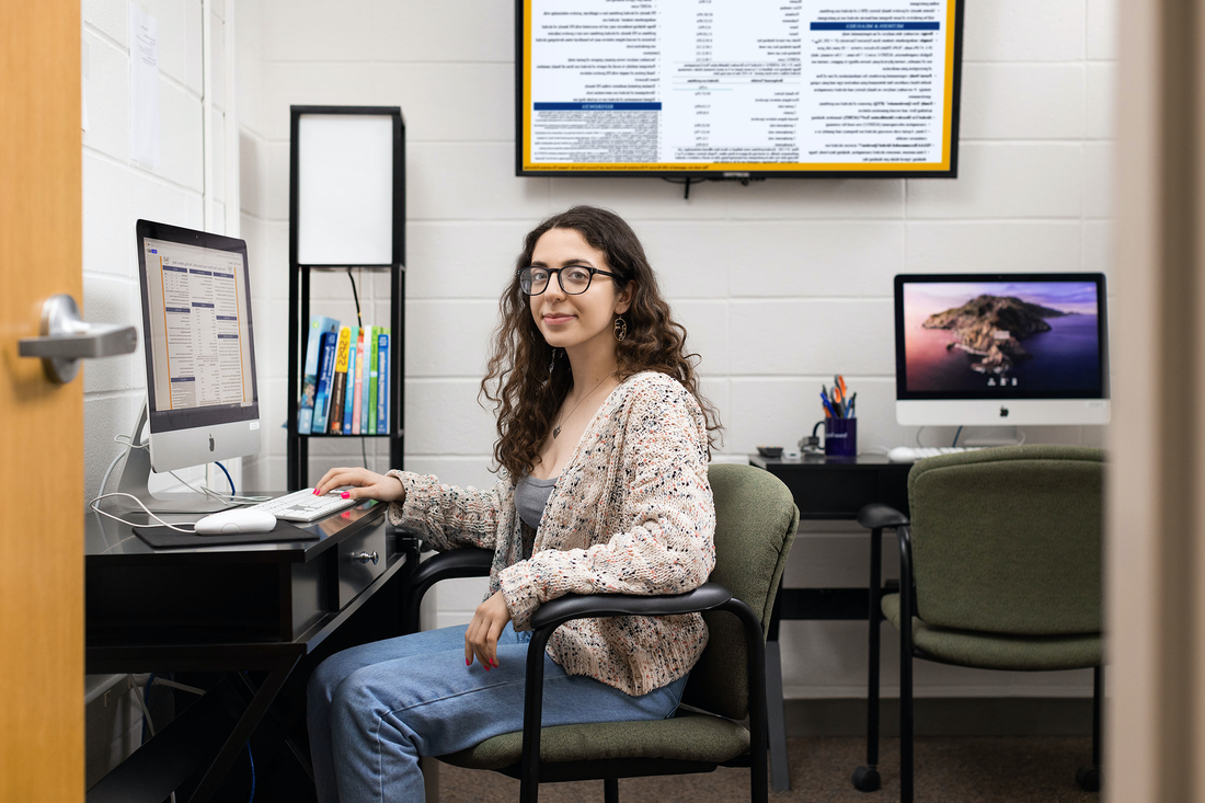 Veronica Bucci '22 sits at her desk.