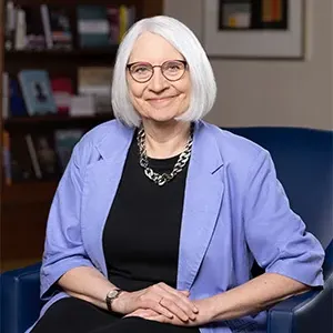 Headshot of Lois Agnew.